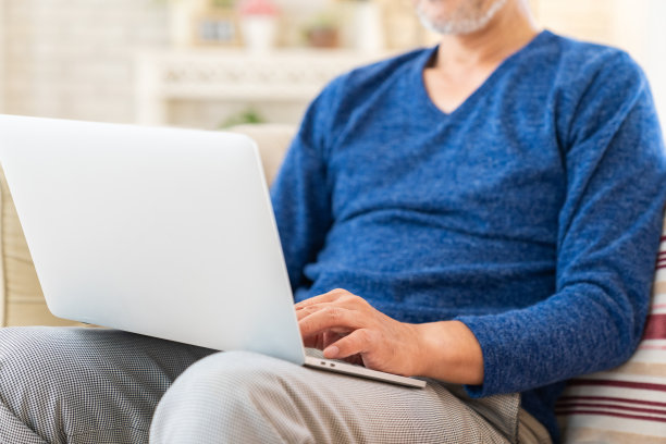 老人用手提电脑，双手图片下载