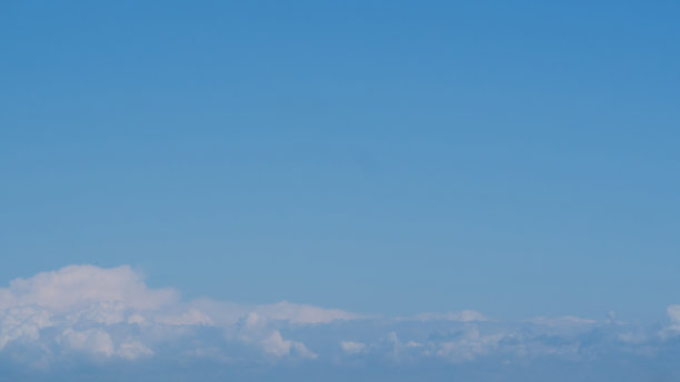 柔和的自然背景浅蓝色的天空和轻蓬松的云图片下载