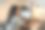 后面一位女士坐在办公桌前，用笔记本电脑工作图片下载