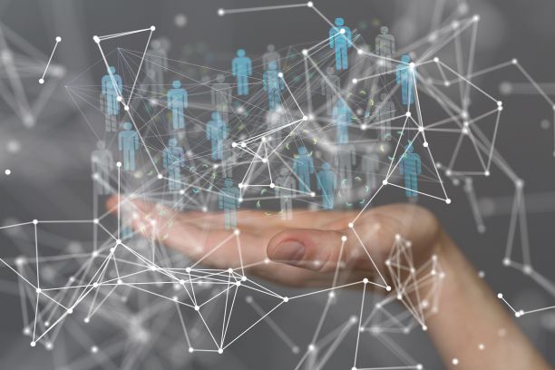 手掌上握着蓝色男人的图标。全球网络概念。图片下载