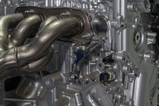 特写镜头的现代汽车发动机和备件图片下载