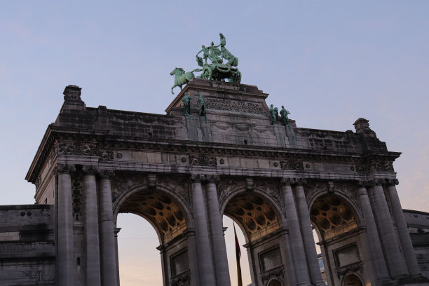 比利时，布鲁塞尔，朱贝尔公园，五十周年纪念公园的三拱廊图片下载