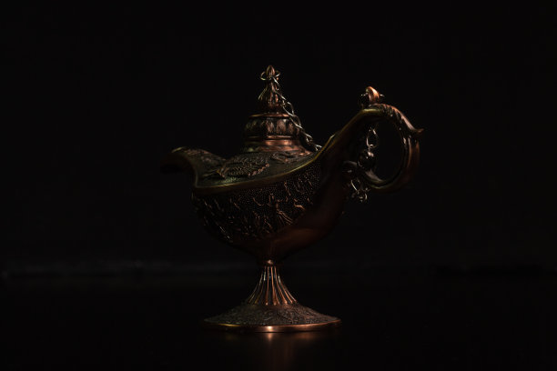 阿拉丁的神灯被孤立在黑色背景上图片下载