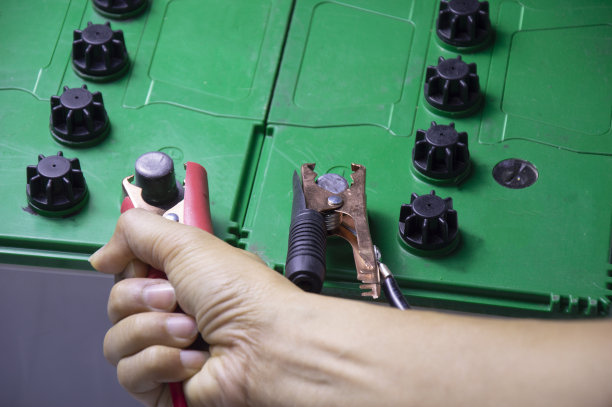 使用电池镊子的技工图片下载