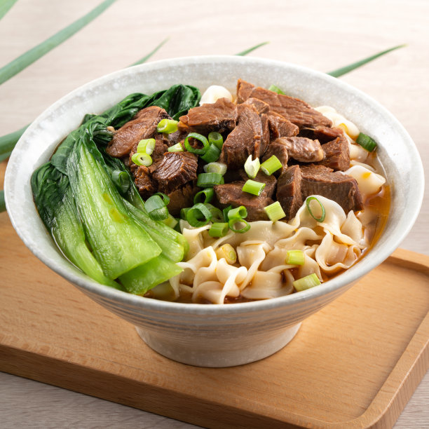 牛肉面。台湾名菜放在木桌上的碗里。图片下载