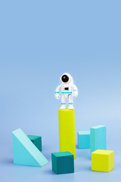 蓝色背景上的穿着太空服的宇航员塑料雕像和几何形状图片下载