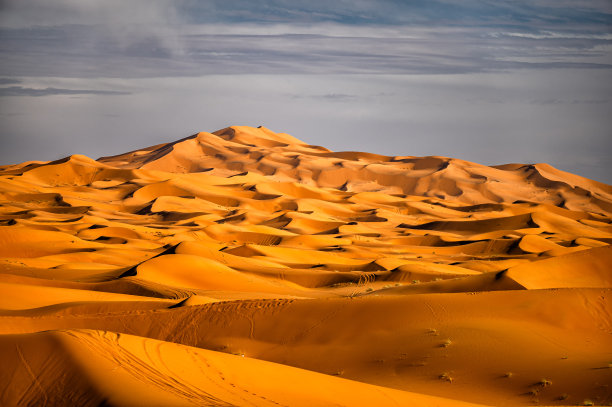 撒哈拉沙漠的沙丘背景。受欢迎的旅游目的地，Erg Chebbi，撒哈拉沙漠，摩洛哥。图片下载