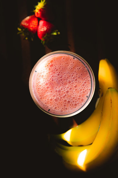 俯视图的草莓，香蕉，和冰沙在黑暗的表面图片下载