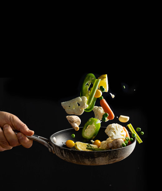 亚洲厨师向空中扔食物的特写镜头图片下载