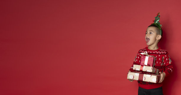 小男孩在圣诞节拍照时玩得很开心。图片下载
