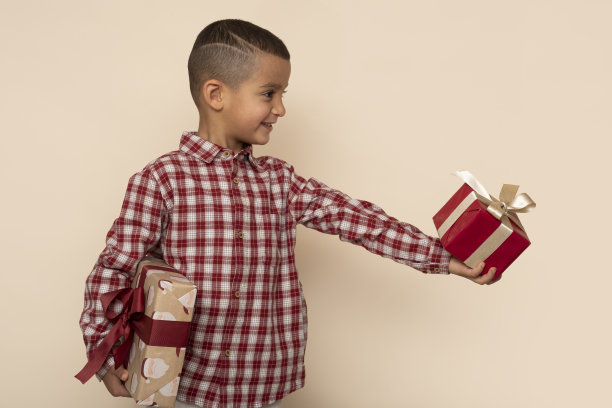 可爱的小男孩带着礼物。图片下载