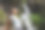 女人在小瀑布里放松呼吸图片下载