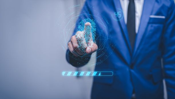 穿着西装的人指着一个指证指纹按钮图片下载