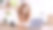 一个女孩站在厨房的笔记本电脑前，手里拿着信用卡图片下载