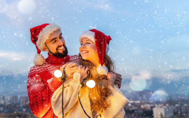 一对夫妇在庆祝圣诞节图片下载