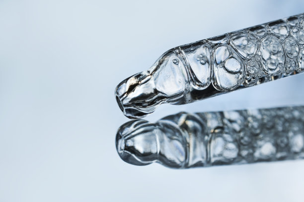 化妆品液体和玻璃移液管特写。宏观照片，侧视图，文本空间。图片下载