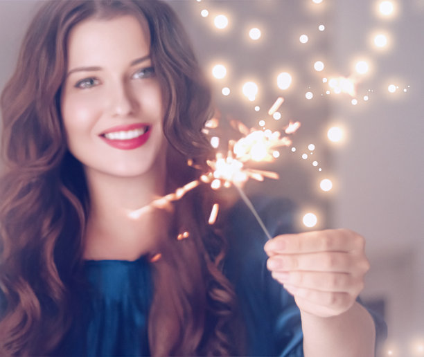 节日变魔术，圣诞新年欢庆，幸福女人带烟火图片下载