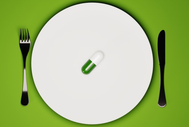 盘子里放着药片，旁边放着刀叉。图片下载