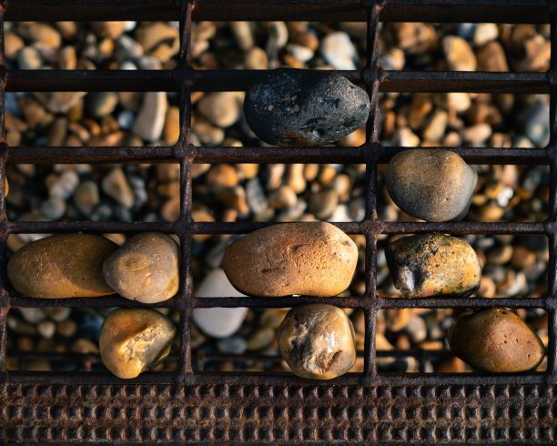 鹅卵石搁在钢筛上图片下载