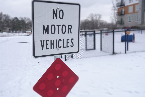村里不准有机动车辆标志。图片下载