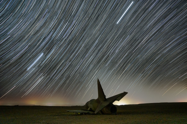 带有星轨的旧飞机图片下载