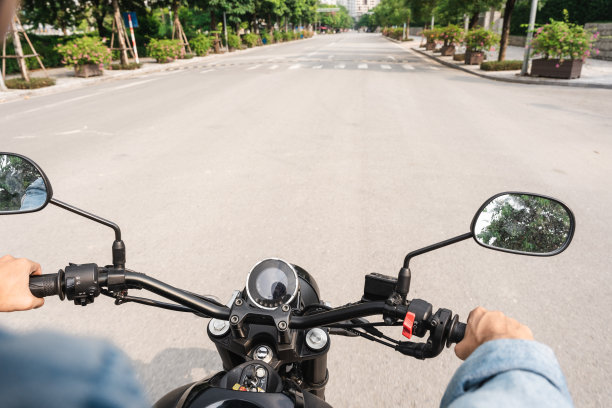 亚洲男人在街上开车的画面图片下载