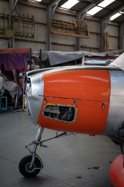 维修和建造旧飞机的旧机械车间图片下载