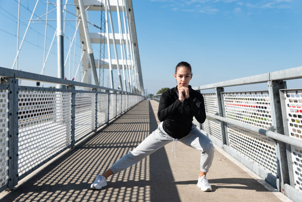 年轻的学校或大学学生适合十几岁的女孩早上例行户外锻炼。健身女晨练训练为学习前的健康生活做准备。图片下载