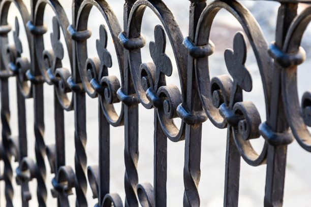 复古风格的锻造金属栅栏，特写图片下载