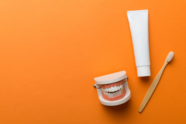 漱口水和其他口腔卫生产品的彩色桌面视图与复制空间。平的。口腔卫生。口腔护理包。牙医的概念图片下载