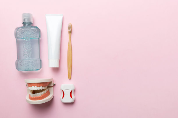 漱口水和其他口腔卫生产品的彩色桌面视图与复制空间。平的。口腔卫生。口腔护理包。牙医的概念图片下载