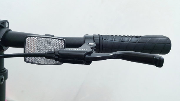 白色背景上有反射器的自行车把手图片下载