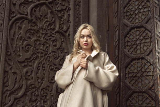 秋城的年轻金发女郎图片下载