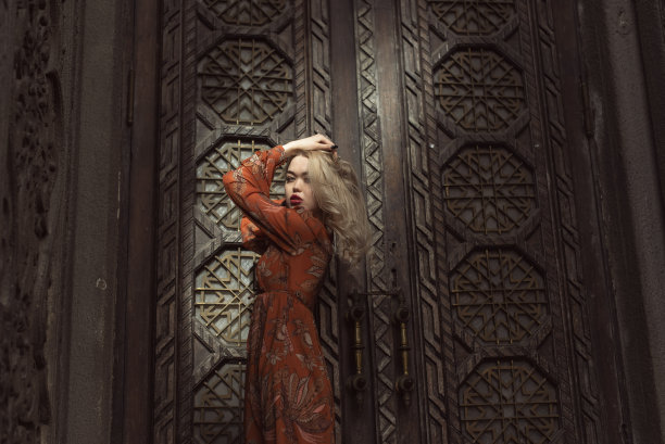 秋城的年轻金发女郎图片下载