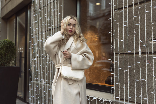 秋城的年轻金发女郎图片下载