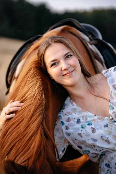 一个带着花和马的女孩。有益的散步。牛行走。外勤的主要助理图片下载