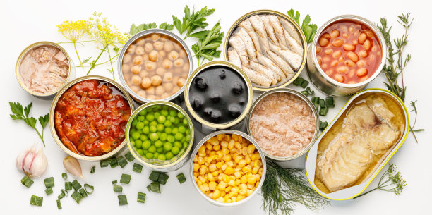 各种保质期长的加工食品，鱼罐头和蔬菜。图片下载