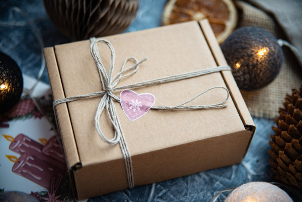 手工制作的天然肥皂在节日的盒子图片下载