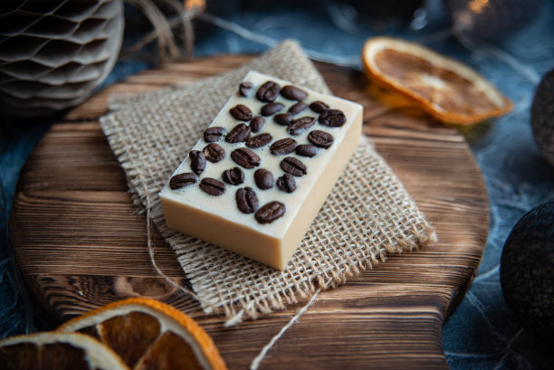 手工制作的天然肥皂在节日的盒子图片下载