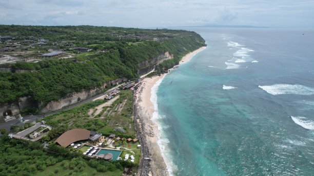 巴厘岛乌鲁瓦图的海滩和悬崖图片下载