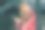 现代女性坐在楼梯上用手机浏览社交媒体。图片下载