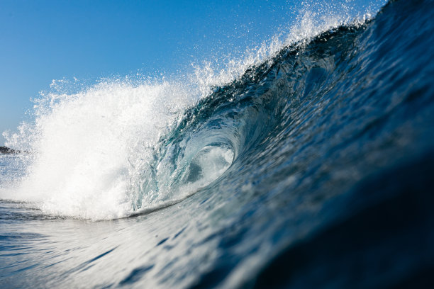 夏日海滩上的海浪图片下载