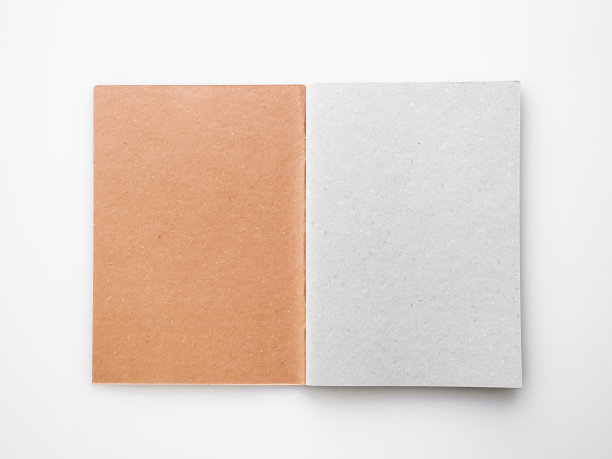 打开笔记本与棕色工艺封面和空白的表在白色的桌子背景图片下载