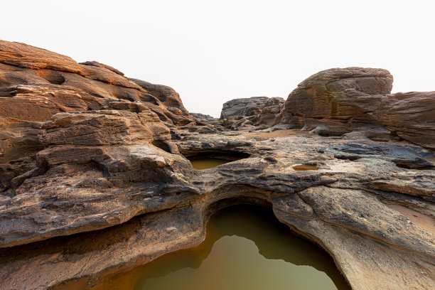 白底岩石，悬崖岩石是孤立在白色背景上的山岩石的一部分。图片下载