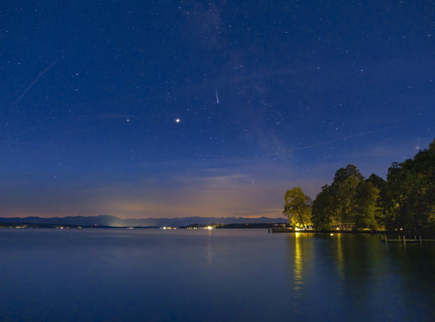 德国巴伐利亚州斯塔恩贝格湖上的星空图片下载