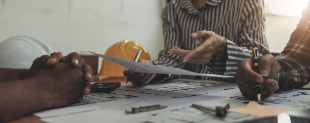 工程师团队会议，在项目图纸会议上与合作伙伴一起在工作现场进行模型构建和工程工具，施工和结构概念。图片下载