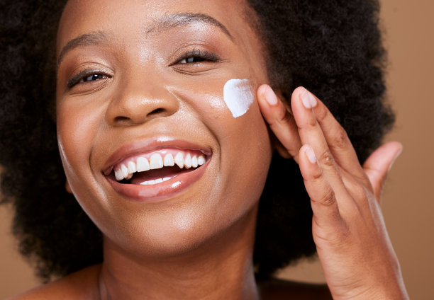 皮肤护理，面霜和妇女在工作室的健康，美容和清洁对棕色背景。肖像，黑人妇女和防晒产品在脸上的奢侈品，面部和皮肤病学与模型图片下载