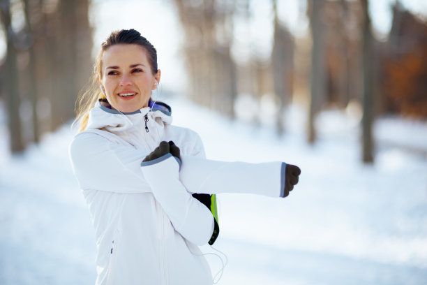 快乐健康的女人在白色夹克伸展图片下载