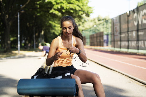 年轻女子在户外慢跑后休息图片下载