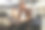 年轻人用信用卡在网上购物。图片下载